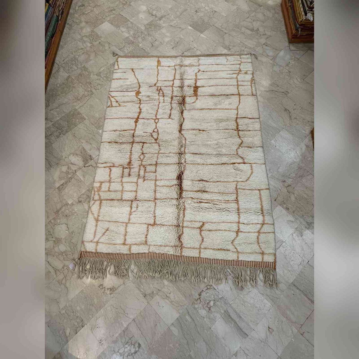 Tapis Mrirt écru à fines lignes rouille minimaliste
