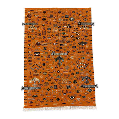 Tapis Akhnif orange rouille à symboles berbères et pompons