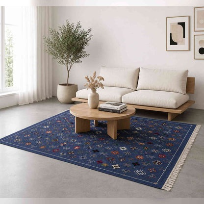 Tapis Akhnif bleu roi à motifs berbères et barques stylisées