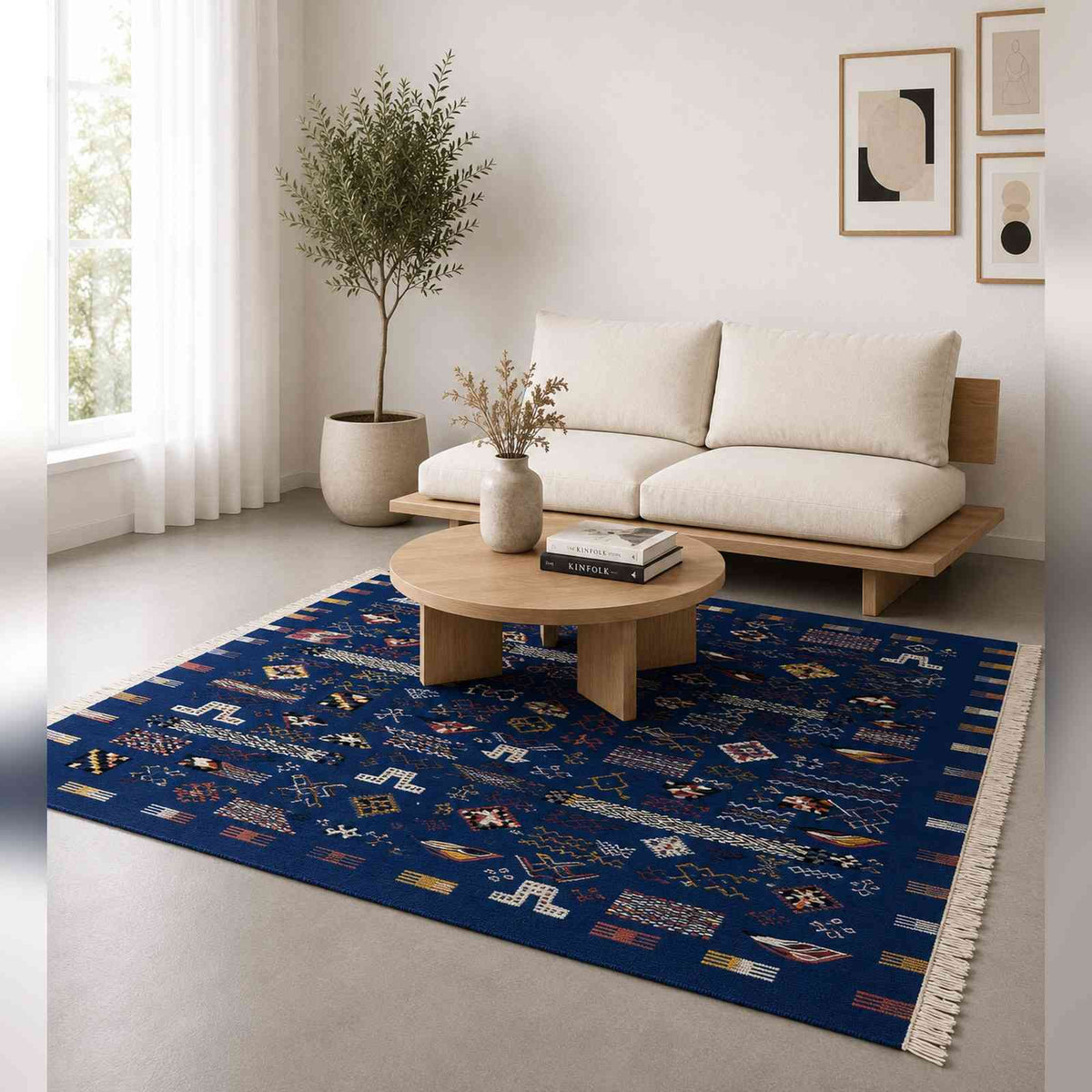 Tapis Akhnif bleu cobalt à semis de symboles berbères