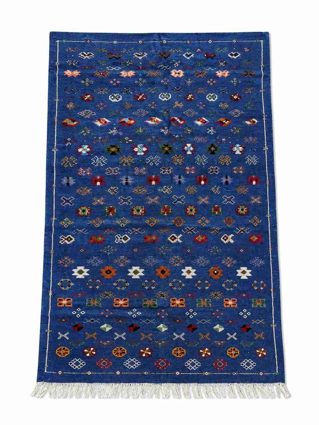 Tapis Akhnif bleu cobalt à semis fin de symboles berbères, poils ras, vue de dessus