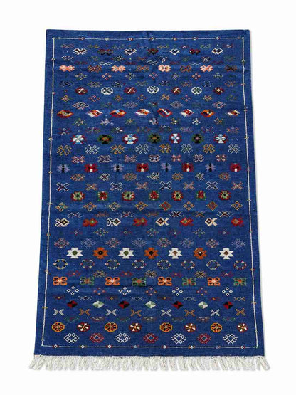 Tapis Akhnif bleu cobalt à semis fin de symboles berbères, poils ras, vue de dessus