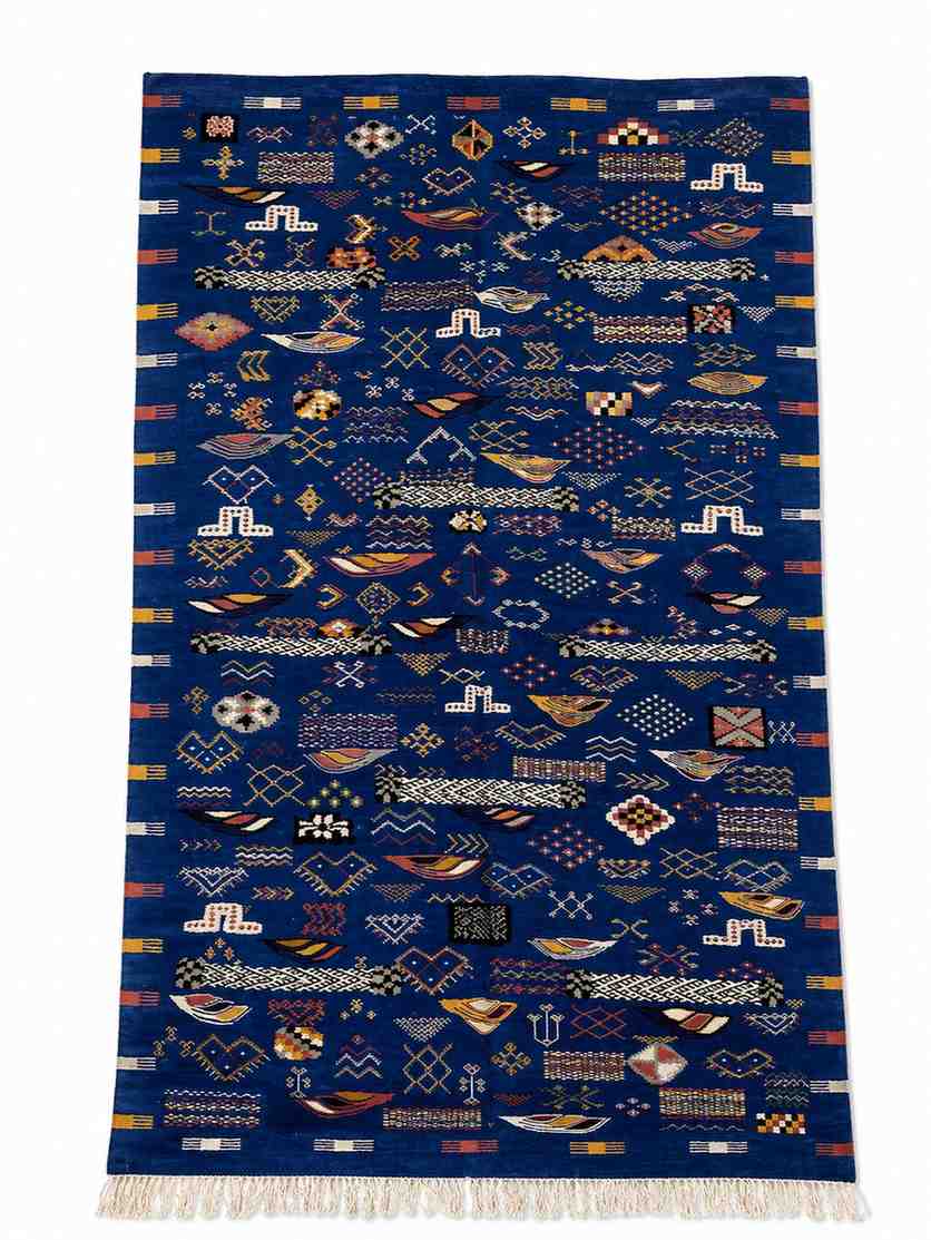 Tapis Akhnif bleu roi à registres de symboles berbères, poils ras, vue de dessus