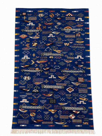 Tapis Akhnif bleu roi à registres de symboles berbères, poils ras, vue de dessus