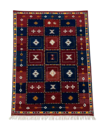 Tapis Akhnif à grille de caissons bordeaux et bleu nuit à symboles berbères, poils ras, vue de dessus