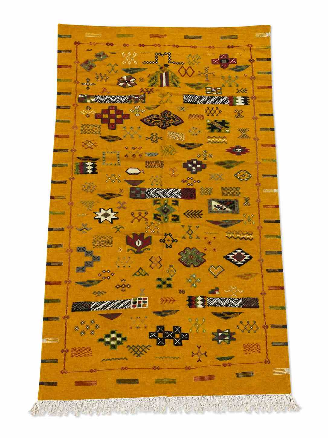 Tapis Akhnif jaune moutarde à symboles berbères et bandes sumak, poils ras, vue de dessus