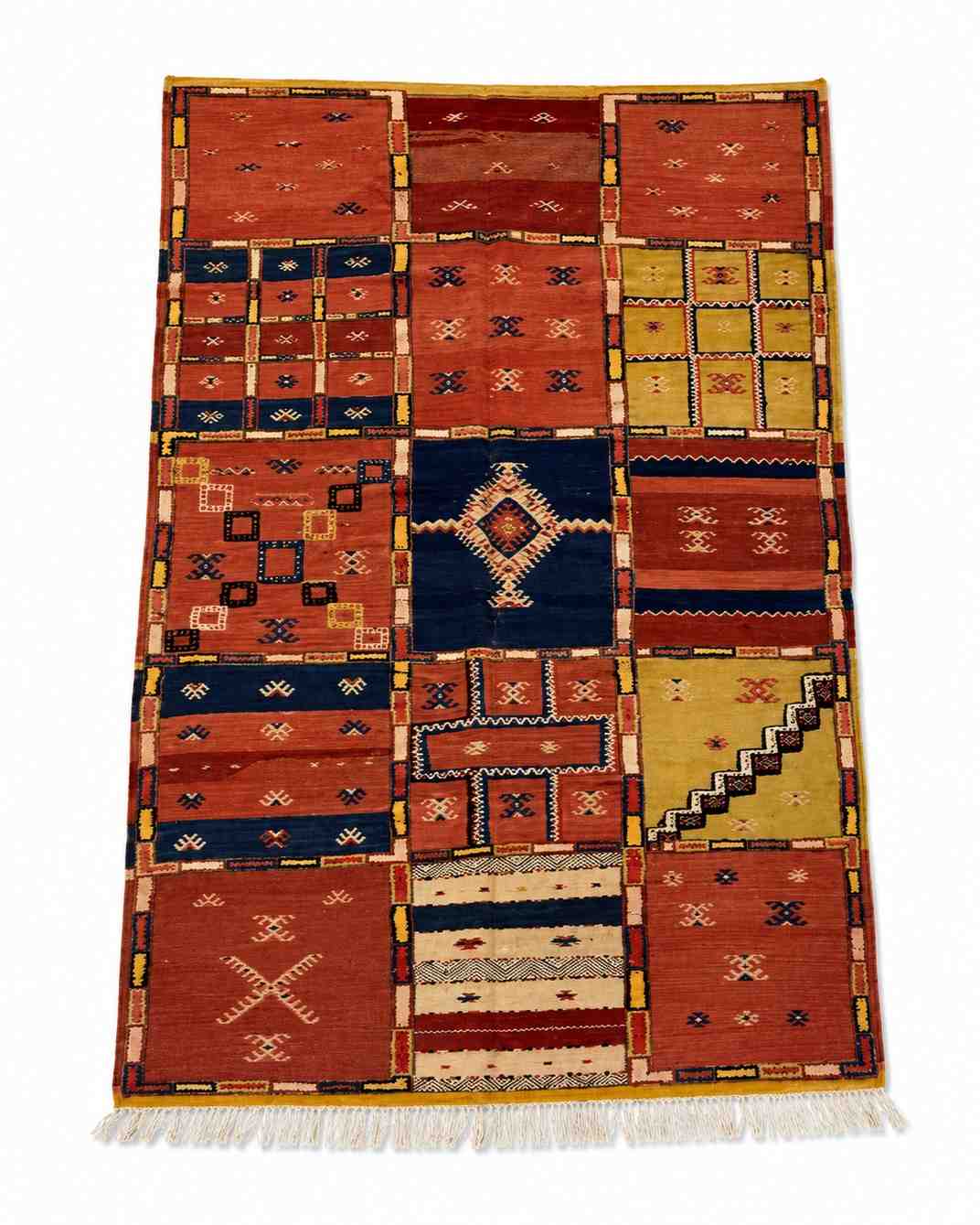 Tapis Akhnif patchwork multicolore à panneaux berbères terracotta et bleu, poils ras, vue de dessus
