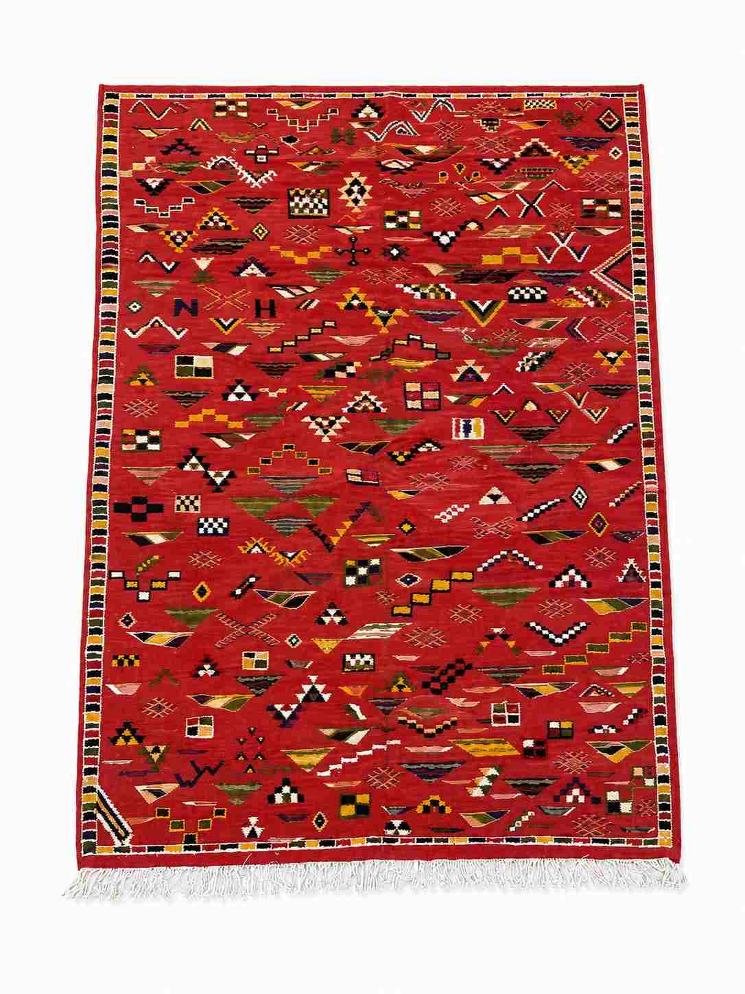 Tapis Akhnif rouge à champ de symboles berbères et bordure damier, poils ras, vue de dessus