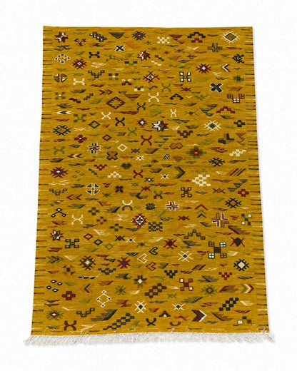 Tapis Akhnif jaune safran à symboles berbères multicolores, poils ras, vue de dessus