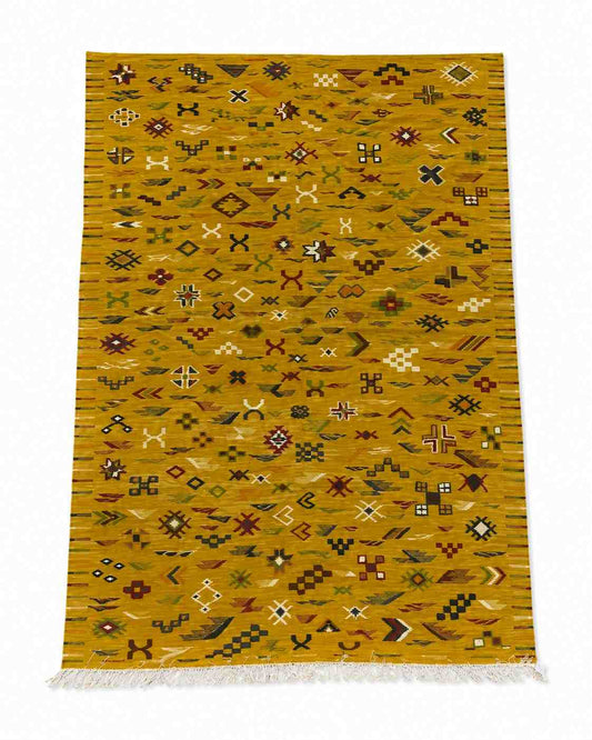 Tapis Akhnif jaune safran à symboles berbères multicolores, poils ras, vue de dessus
