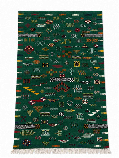 Tapis Akhnif vert émeraude à symboles berbères et bandes zigzag, poils ras, vue de dessus