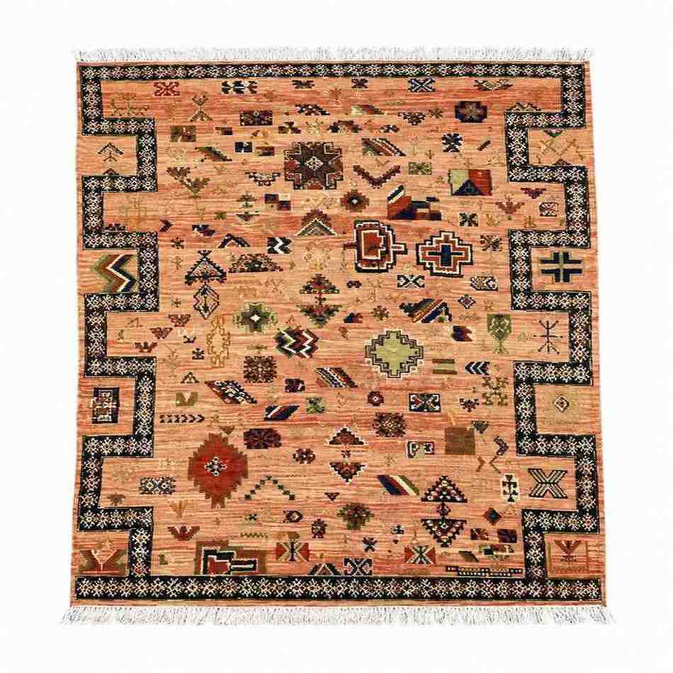 Tapis Akhnif sable rosé à bordures graphiques noires