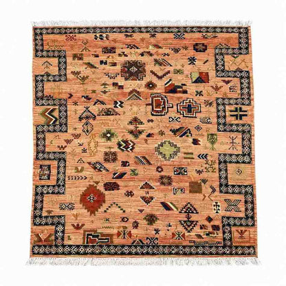 Tapis Akhnif sable rosé à bordures graphiques noires