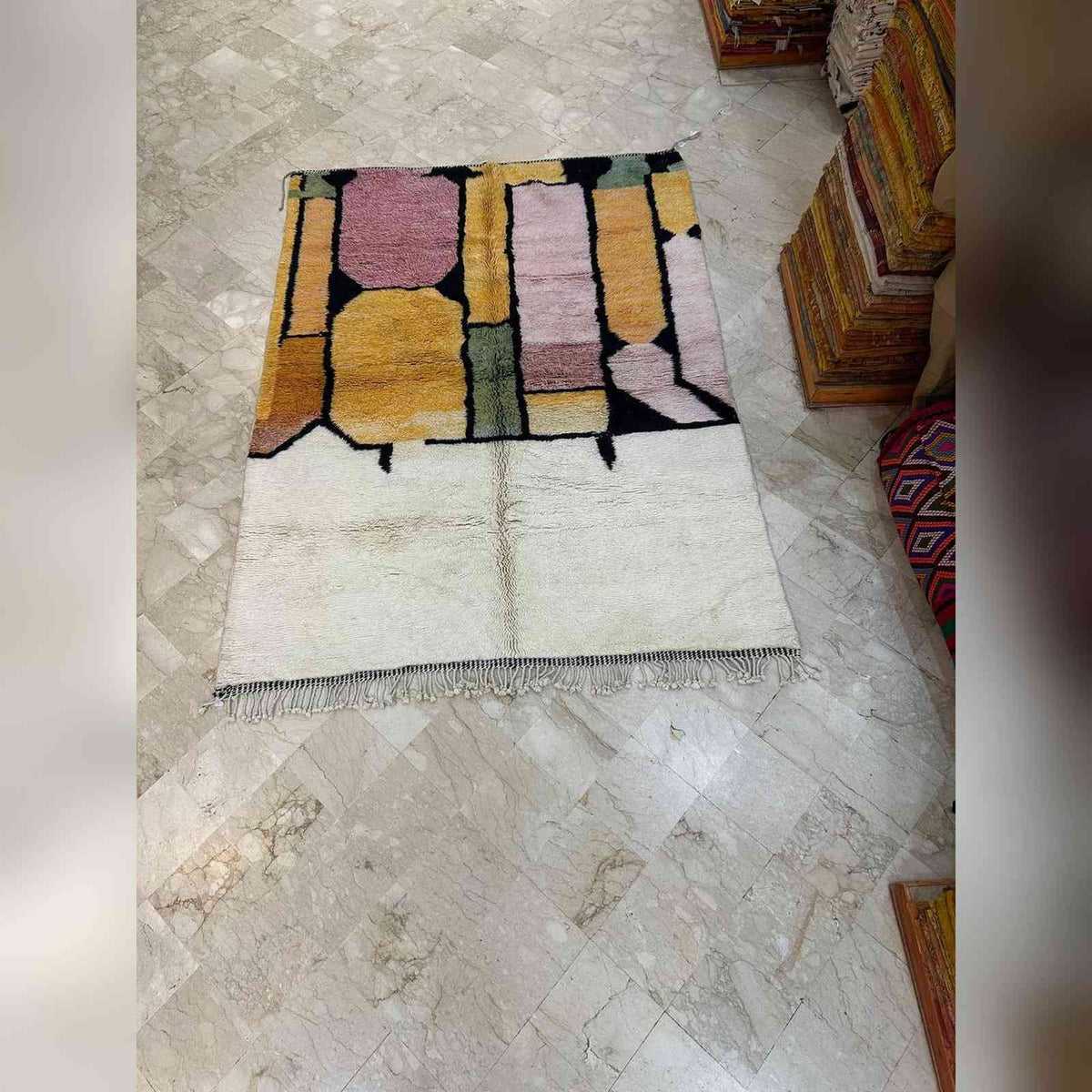 Tapis Mrirt écru à formes abstraites contemporaines