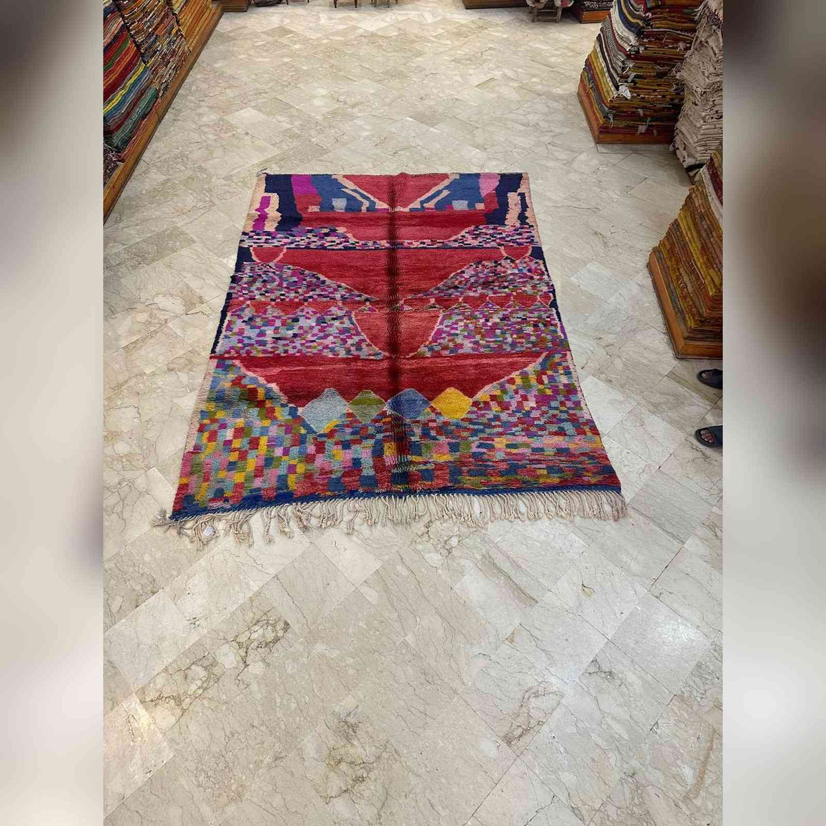 Tapis Mrirt rouge à chevrons et damiers colorés