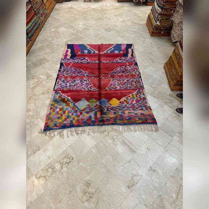 Tapis Mrirt rouge à chevrons et damiers colorés
