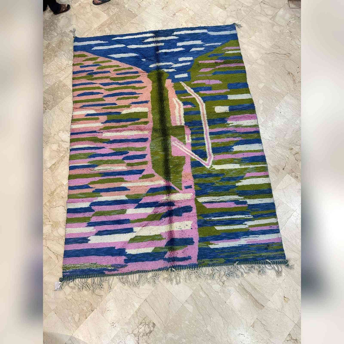 Tapis Mrirt bleu à touches vertes et roses abstraites