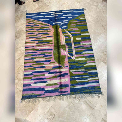 Tapis Mrirt bleu à touches vertes et roses abstraites